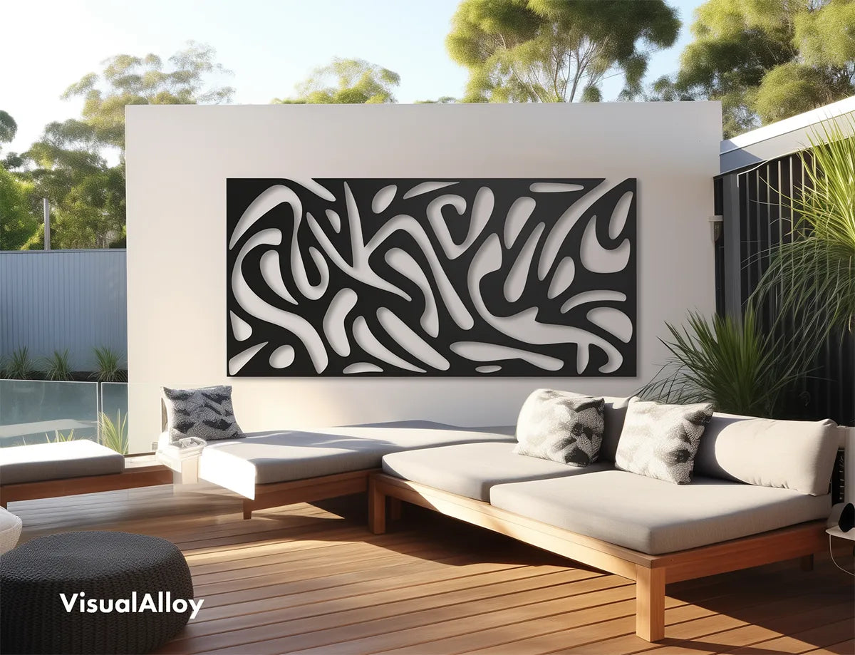 Große schwarze Metall Wanddeko im Außenbereich